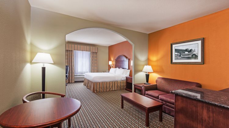 Holiday Inn Express Hotel & Suites Suite