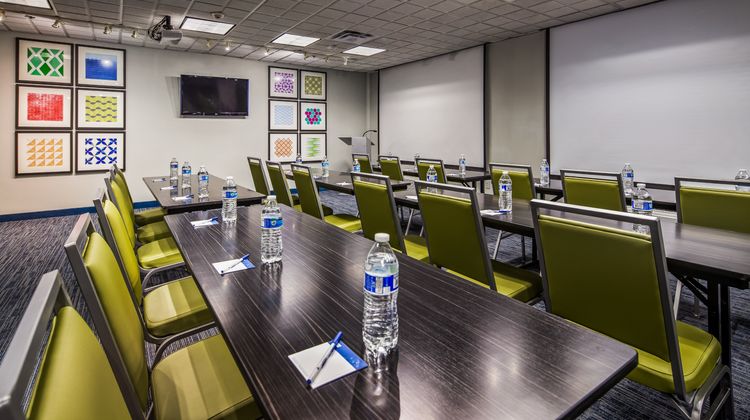 Holiday Inn Express & Suites Detroit Meeting