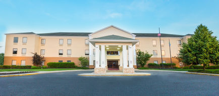 Holiday Inn Express & Suites Burlington Exterior