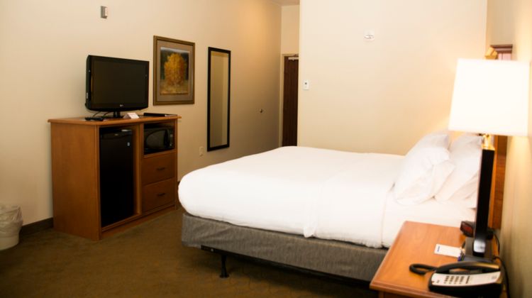 Holiday Inn Express and Suites Room
