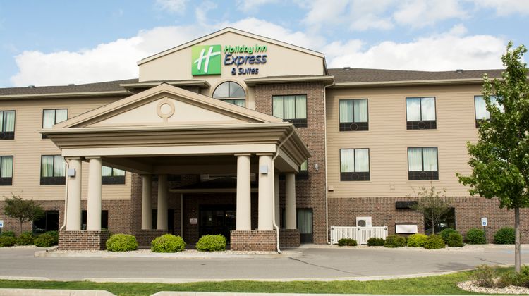 Holiday Inn Express and Suites Exterior