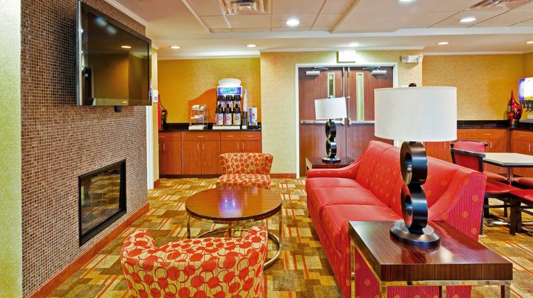 Holiday Inn Express Hotel & Suites Lobby