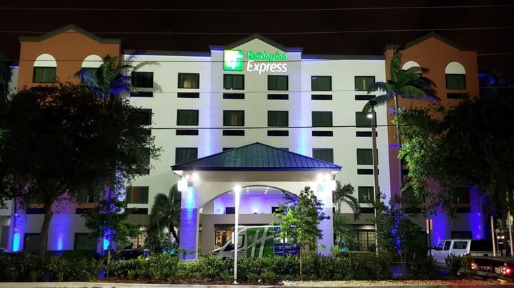 Holiday Inn Express & Suites FLL Arpt W Exterior