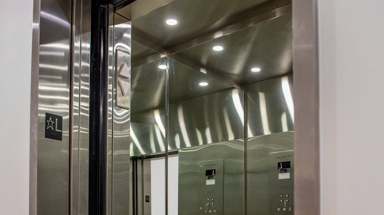 <b>Staypineapple, An Artful Hotel, Midtown Lobby</b>. Images powered by <a href="https://www.leonardoworldwide.com/" title="Leonardo Worldwide" target="_blank">Leonardo</a>.