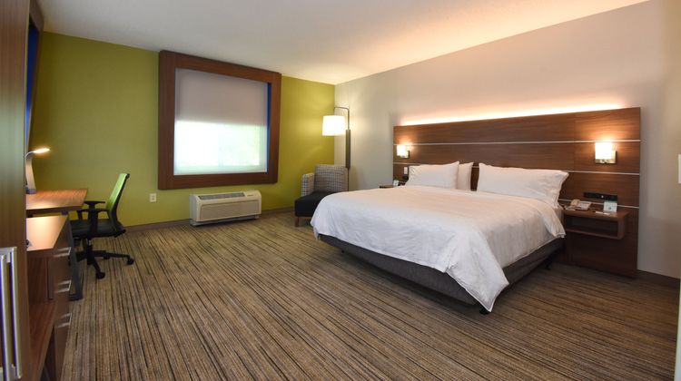 Holiday Inn Express Hotel & Suites Room