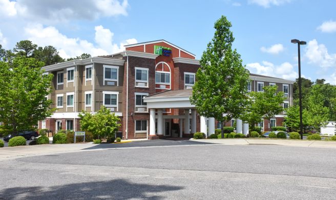 Holiday Inn Express Hotel & Suites Exterior