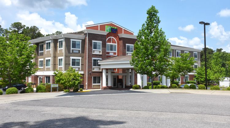 Holiday Inn Express Hotel & Suites Exterior