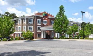 Holiday Inn Express Hotel & Suites
