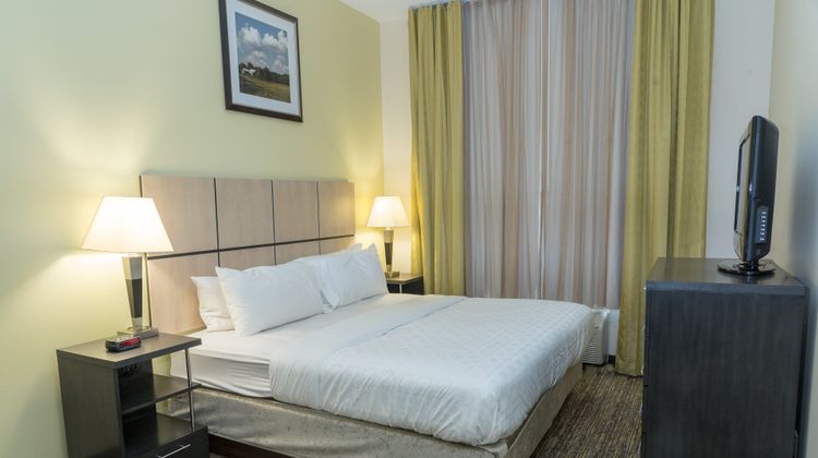 Candlewood Suites Stevensville Suite
