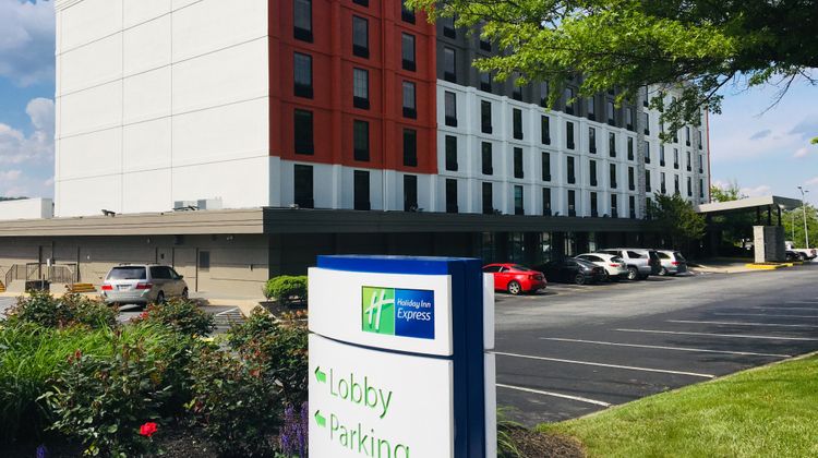 Holiday Inn Express Towson Exterior