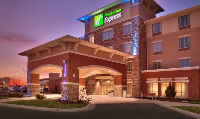 Holiday Inn Express Overland Park Exterior