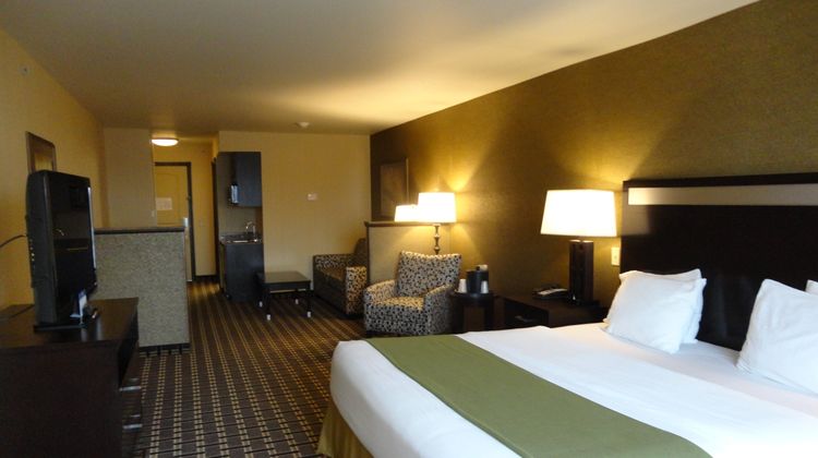 Holiday Inn Express Hotel & Suites Room