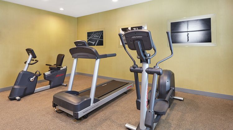 Holiday Inn Express & Stes Libertyville Health Club