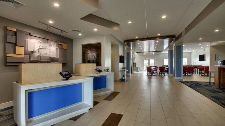 Holiday Inn Express/Stes Lancaster East Lobby