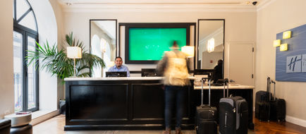 Holiday Inn Express Magnificent Mile Exterior