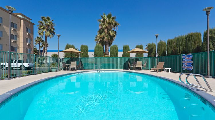 Holiday Inn Express Bakersfield Pool