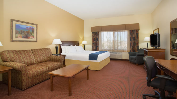 Holiday Inn Express Las Vegas NM Suite