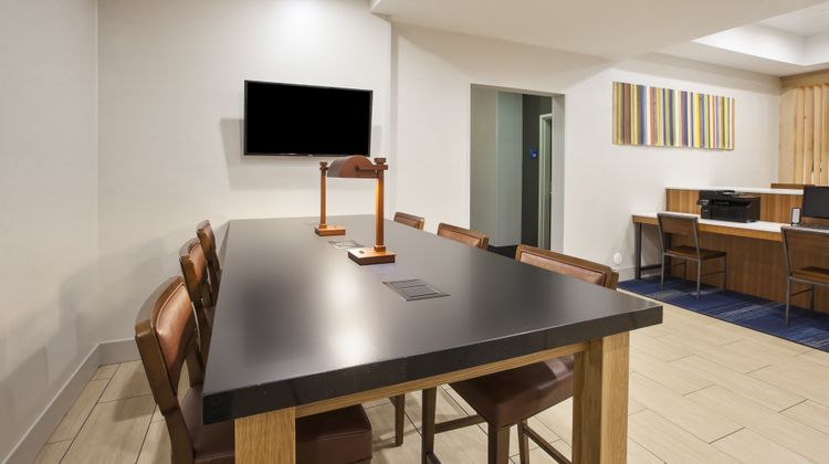 Holiday Inn Express & Suites Niles Lobby