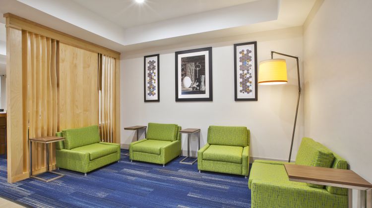 Holiday Inn Express & Suites Niles Lobby