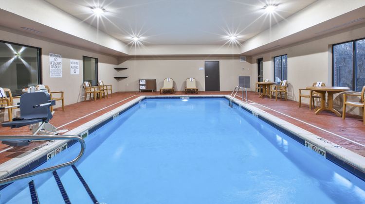 Holiday Inn Express & Suites Niles Pool