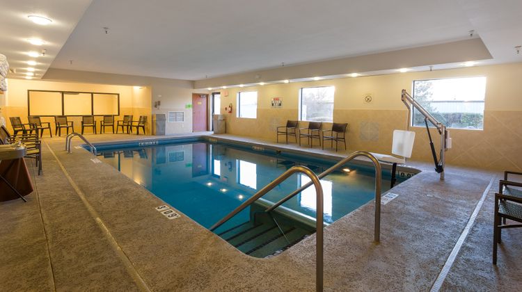 Holiday Inn Express & Suites Edmond Pool