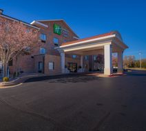 Holiday Inn Express & Suites Edmond Exterior