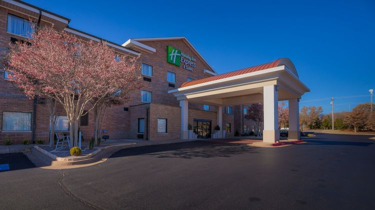 Holiday Inn Express & Suites Edmond Exterior