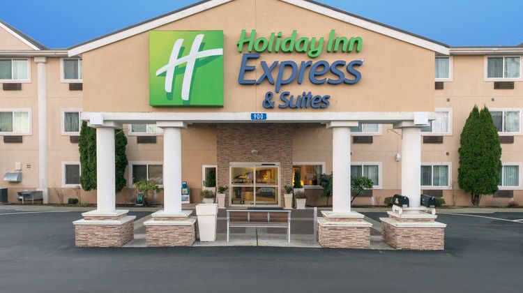 Holiday Inn Express & Suites Burlington Exterior