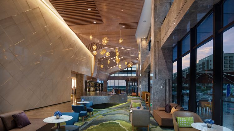 Holiday Inn Airport Zone Lobby