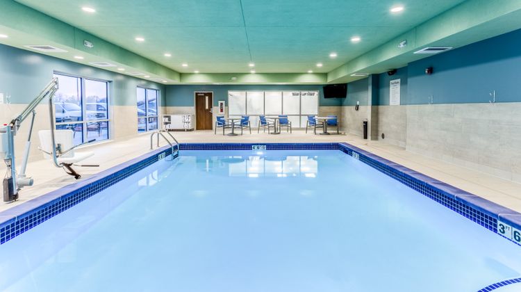 Holiday Inn Express/Suites Springfield N Pool