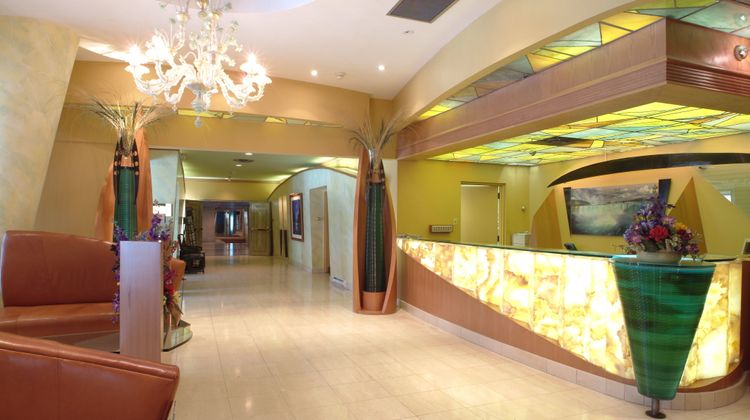 Holiday Inn by The Falls Lobby
