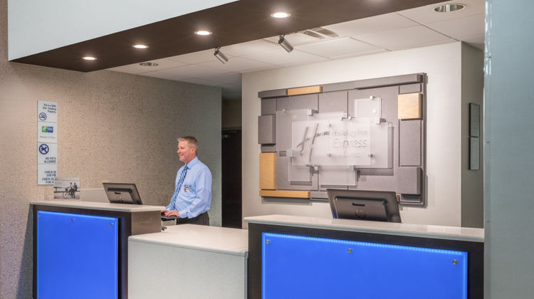 Holiday Inn Express & Suites Gadsden W-N Lobby