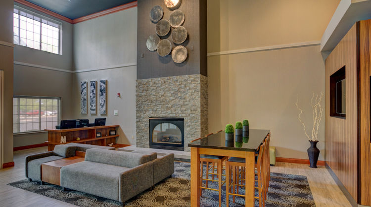 Holiday Inn & Suites Milwaukee Airport Lobby