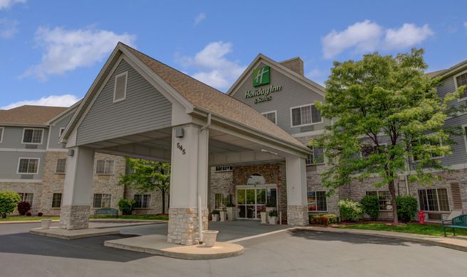 Holiday Inn & Suites Milwaukee Airport Exterior