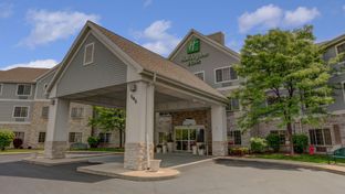 Holiday Inn & Suites Milwaukee Airport