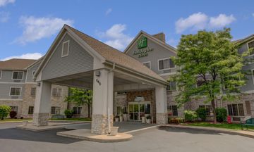 Holiday Inn & Suites Milwaukee Airport