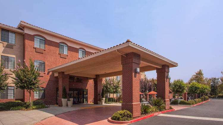Holiday Inn Express & Suites Davis Exterior