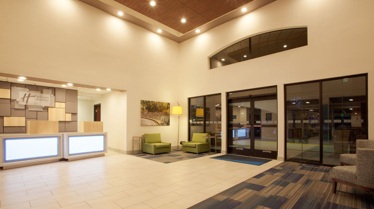 Holiday Inn Express & Suites Davis Lobby
