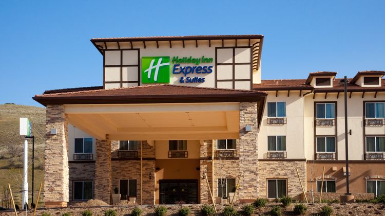 Holiday Inn Express Hotel & Suites Exterior