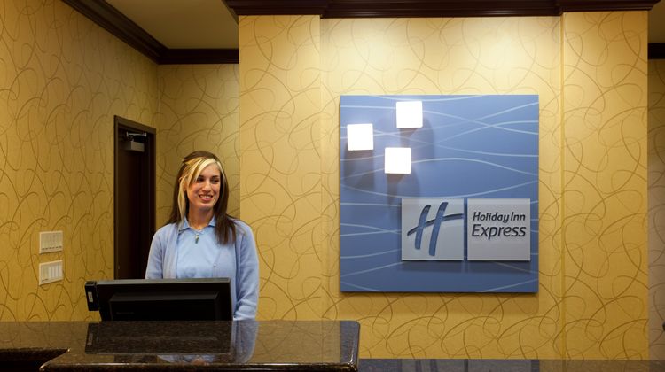 Holiday Inn Express Hotel & Suites Exterior