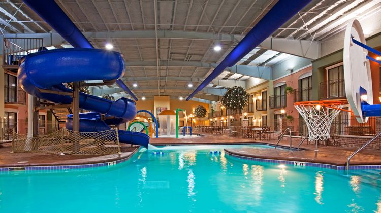 Holiday Inn Lakeville Pool