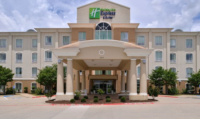 Holiday Inn Express Hotel & Suites Exterior