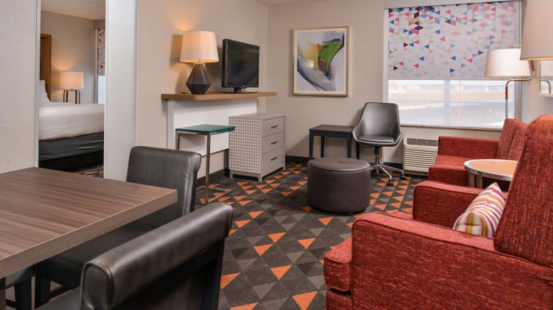 <b>Holiday Inn Hotel & Suites Suite</b>. Images powered by <a href="https://www.leonardoworldwide.com/" title="Leonardo Worldwide" target="_blank">Leonardo</a>.
