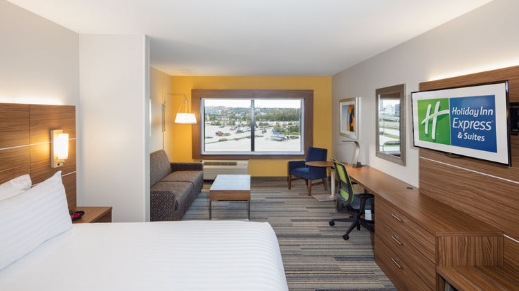 Holiday Inn Express & Suites Riverfront Suite