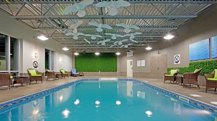 Holiday Inn Express & Suites Pool