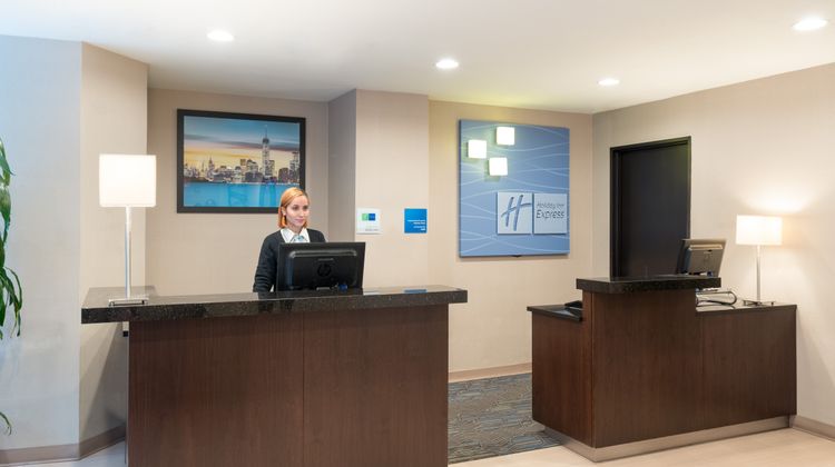 Holiday Inn Express NYC Wall Street Lobby