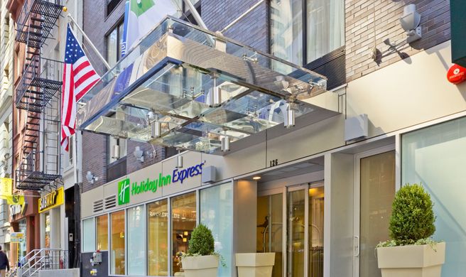 Holiday Inn Express NYC Wall Street Exterior