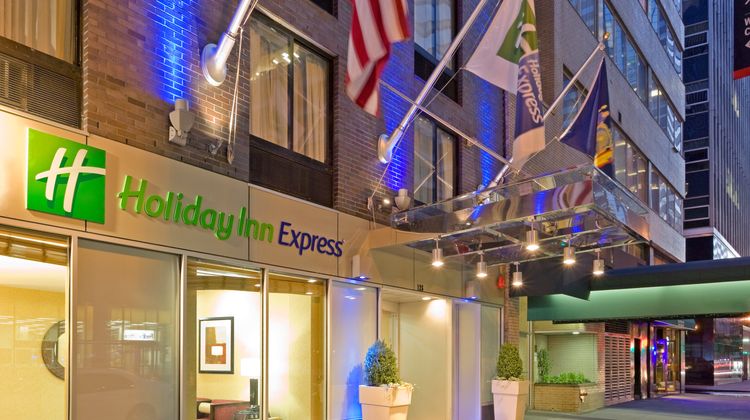 Holiday Inn Express NYC Wall Street Exterior