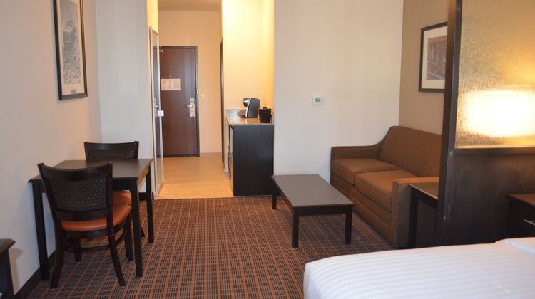 Holiday Inn Express & Suites Suite