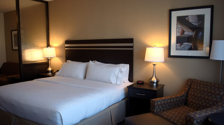 Holiday Inn Express & Suites Suite
